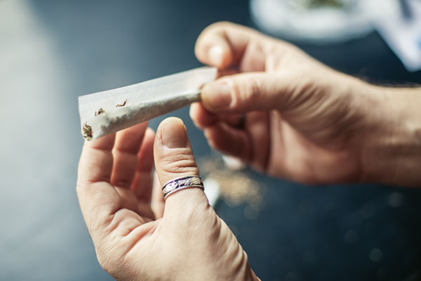article-rolling-joint-hands.jpg